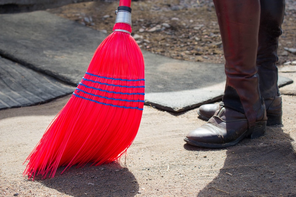 [SP.DELUXE/R] Red Gorilla - Deluxe Brooms - Deluxe Corn broom Standard Red Image 