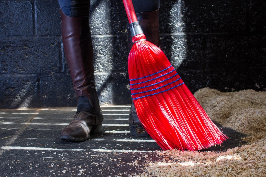 [SP.DELUXE/R] Red Gorilla - Deluxe Brooms - Deluxe Corn broom Standard Red Image 