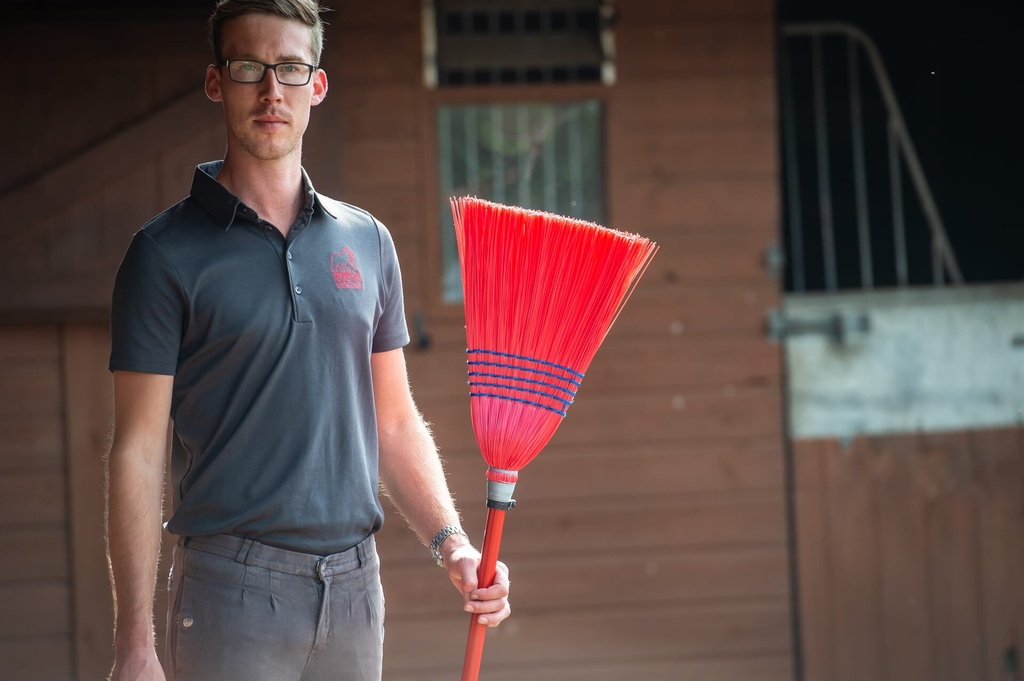 [SP.DELUXE/R] Red Gorilla - Deluxe Brooms - Deluxe Corn broom Standard Red Image 